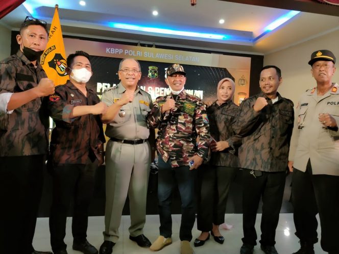 
 Ketua dan pengurus KBPPP Polri Barru berfoto bersama Ketua KBPPP Polri Sulsel, H Ilham Arif Sirajuddin setelah dilantik, Rabu (2/2/2022).