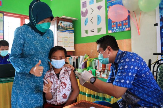 
 Anggota DPR RI, Hj Hasnah Syam memantau kegiatan vaksinasi bagi siswa SD di Soppeng Riaja, Kamis, (3/2/2022).