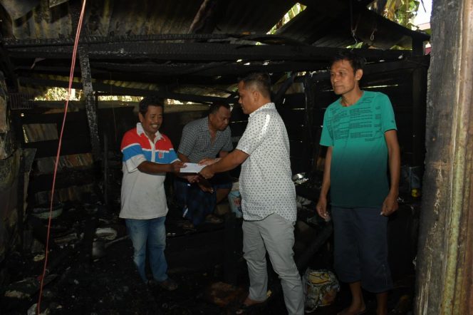 
 Anggota DPRD Sidrap, H Ikhsan Rakib mengunjungi korban kebakaran, Matung di Majjelling, Jumat (4/2/2022).