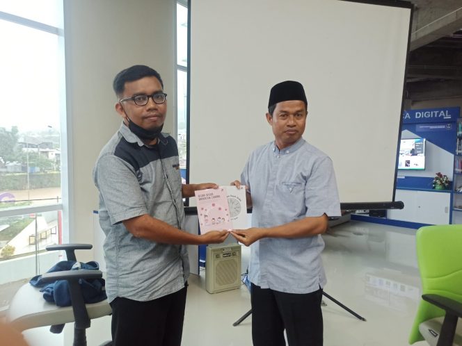 
 Penulis Buku Catatan Saat Jeda, M Haris Syah saat peluncuran buku bersama Dinas Perpustakaan Enrekang, Sabtu (12/2/2022).