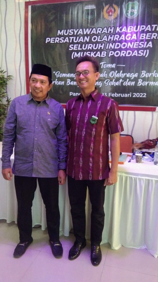 
 H Fathuddin (kiri), terpilih secara aklamasi sebagai Ketua Persatuan Olahraha Berkuda Indonesia (Pordasi) Sidrap, di Cafe Hadide, Ahad (23/2/2022).