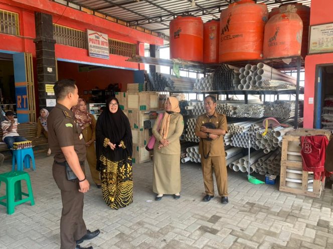 
 Kepala Seksi Intelijen Kejaksaan Negeri Barru Achmad Syauki, S.H.,M.H. memimpin tim Kejari Barru memantau stok pupuk bersubsidi di 2 Kecamatan.