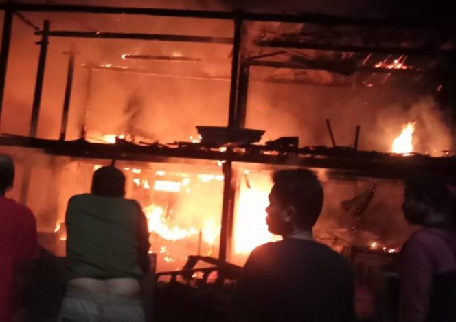 
 Kebakaran tang terjadi di Jl AP.Pettarani, Sabtu dini hari (19/2/2022). Peristiwa ini memgakibatkan 3 rumah dilalap api.