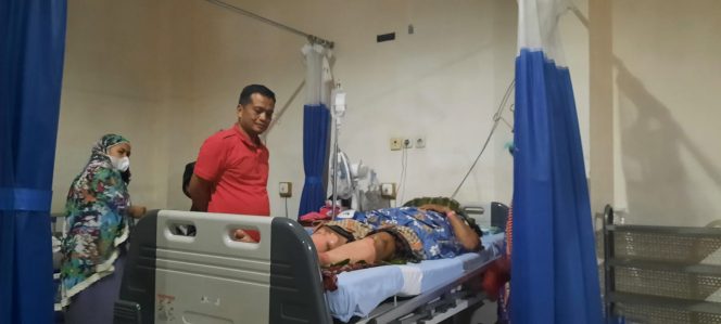 
 Anggota DPRD Sidrap, dari Partai NasDrm, H Ikhsan Rakib mengunjungi Aty, korban kebakaran di Jl AP Pettarani, Pangkajene, Sabtu (19/2/2022).