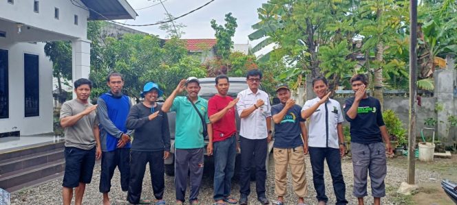 
 Kepala Dinas Tanaman Pangan dan Hortikultura Kabupaten Pinrang, Andi Tjalo Kerrang bersama petani muda di Patampanua.
