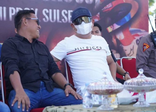 
 Ketua IMI Sulsel, H Rusdi Masse bersama Pemilik Sirkuit Puncak Bila, Achmad Shalihin Halim saat menyaksikan Kejurda GTX MX Motocross di Puncak Bila, Sabtu-Minggu (12-13/3/2022).
