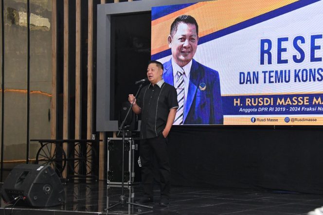 
 Wakil Ketua Komisi IV DPR RI, H Rusdi Masse saat melakukan reses di Jl Serigala, Kelurahan Maccorawalie, Pinrang, Ahad malam (6/3/2022).