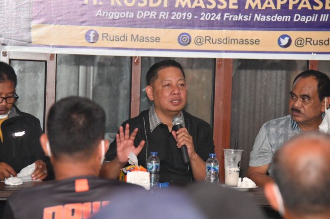 
 Ketua DPW Partai NasDem Sulsel, H Rusdi Masse saat menggelar reses di Maccorawalie, Pinrang, Ahad malam (6/3/2022)