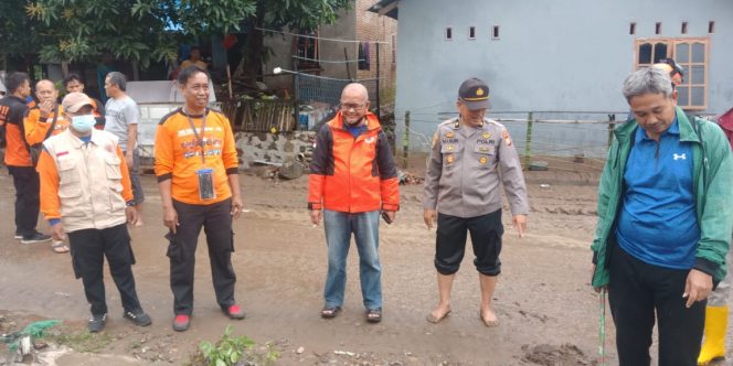 
 PLT Kepala BPBD Kabupaten Barru , Drs Andi Jalil Mappiare yang turun langsung ke lokasi melaporkan banyak gorong-gorong tersumbat sehingga terjadi luapan air.