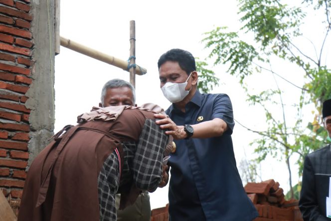 
 Bupati Barru, H Suardi Saleh saat menyerahkan bantuan kepada seorang warga terdampak banjir di Malusetasi, Barru, Senin (8/3/2022).