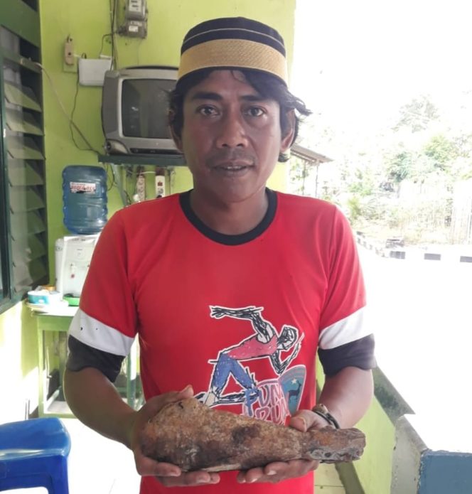 
 Sebuah mortir 60 yang ditemukan dua orang warga Pacongang saat melakukan penggalian lubang bangunan cakar ayam. Kini mortir tersebut diamankan di Koramil 1404-04/Paleteang.