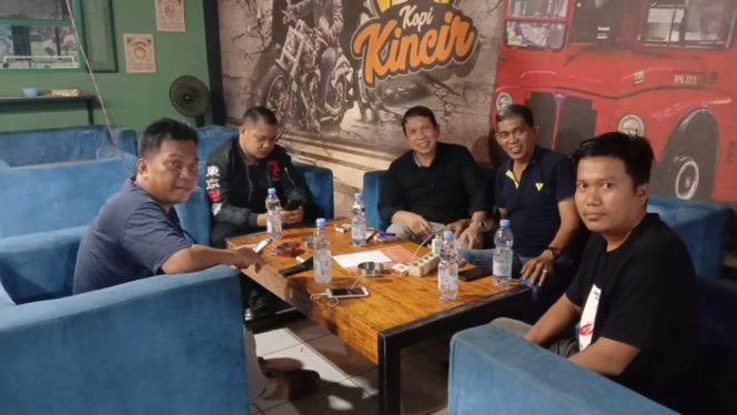 
 Pimpinan Cabang BRI Sidrap, Muh Sakaria saat melakukan pertemuan dengan sejumlah wartawan di Warkop Kincir, Sabtu malam, (12/3/2022).
