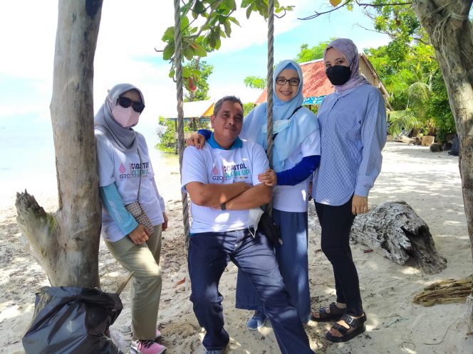 
 Camat Balusu, Andi Ika Syamsu Alam dan Camat  Soppeng Riaja Charly S Fisher ikut mendukung langkah PT Indonesia Power pada kegiatan bersih-bersih pantai, Sabtu (12/3/2022).
