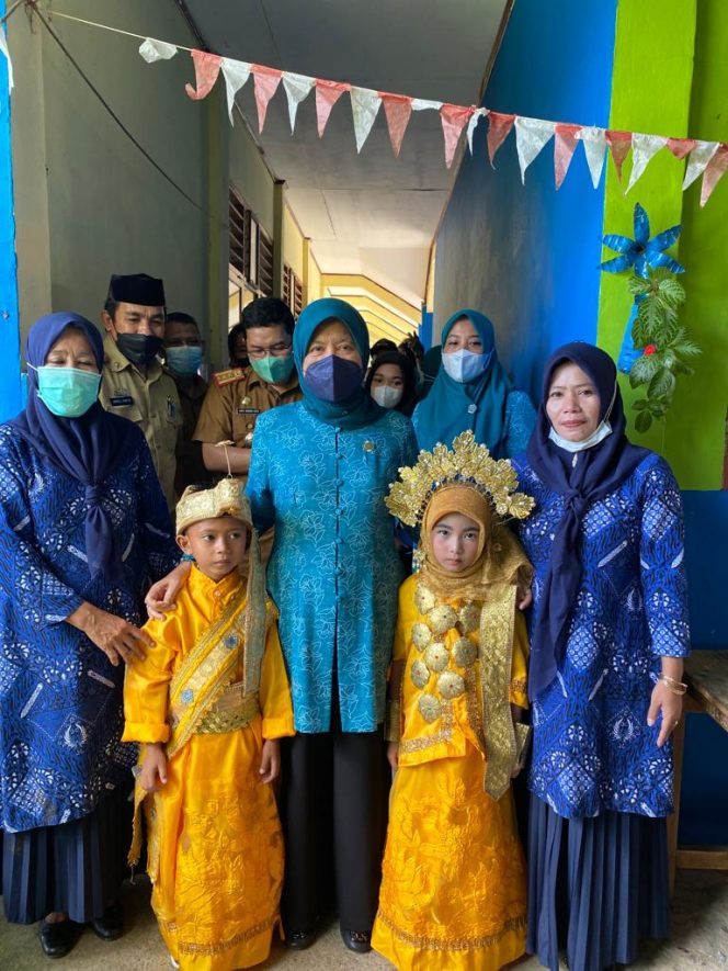 
 Bunda PAUD Barru, Hj Hasnah Syam melakukan pemantauan terhadap vaksinasi anak dan pelajar, Selasa (15/3/2022).