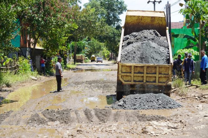 
 Dinas PUPR Barru mulai melakukan pembenahan jalan rusak di jalur Pekkae - Bulu Dua. Perbaikan dilakukan akibat rusaknya jalan tersebut.