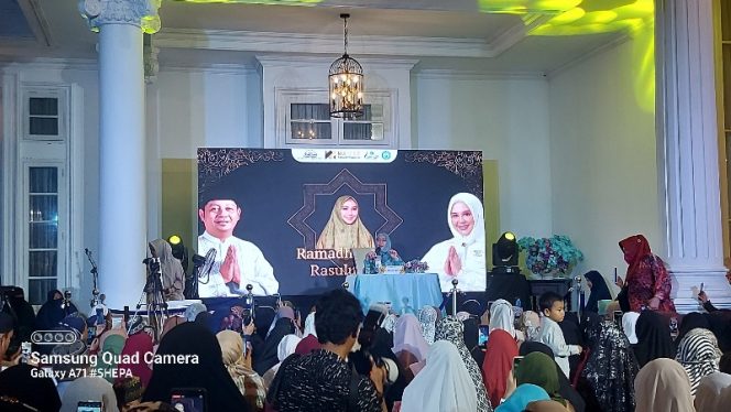 
 Penceramah Ustazah Oki Setiana Dewi tarwih bersama masyarakat Sidrap di kediaman Hj Fatmawati Rusdi jl Abu Bakar, Pangkajene, Selasa malam (5/4/2022).