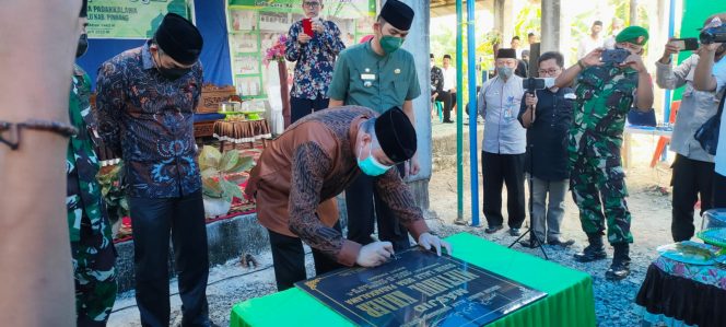 
 Perubahan status Mushallah Miftahul Khair menjadi Masjid Miftahul Khair di Dusun Lalle, Desa Padakkalawa, Kecamatan Mattiro Bulu ditandai dengan penandatanganan prasasti oleh Bupati Pinrang Irwan Hamid, Jum’at (1/4/2022).