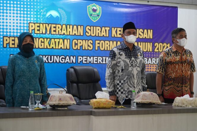 
 Pemerintah Kabupaten Barru menyerahkan SK CPNS hasil dari Test CAT CPNS Barru Tahun 2021, di Baruga Singkeru Ada'e, Jumat (1/4/2021).
