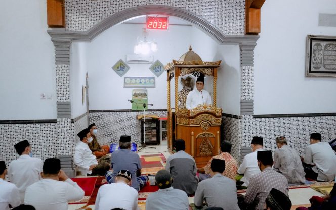 
 Bupati Barru Ir. H. Suardi Saleh, shalat tarawih pertama bersama tetangganya di Masjid Nurul Amri lingkungan Lawae Kelurahan Sumpang Binangae Kec. Barru, (2/4/2022).
