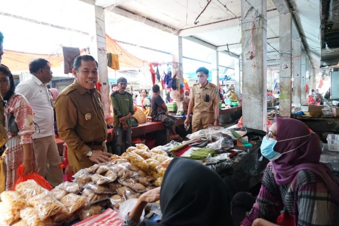 
 Wabup Sidrap, H Mahmud Yusuf memantau harga sejumlah bahan pokok di Pasar Sentral Pangkajene, Senin (4/4/2022).