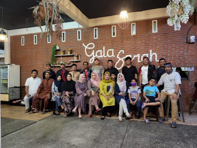 
 Alumni SDN 1 Pangkajene Angkatan '87' melakukan buka bersama di RM Galasera, Kelurahan Lakessi, Kecamatan Maritengngae, Sidrap, Kamis (7/4/2022).