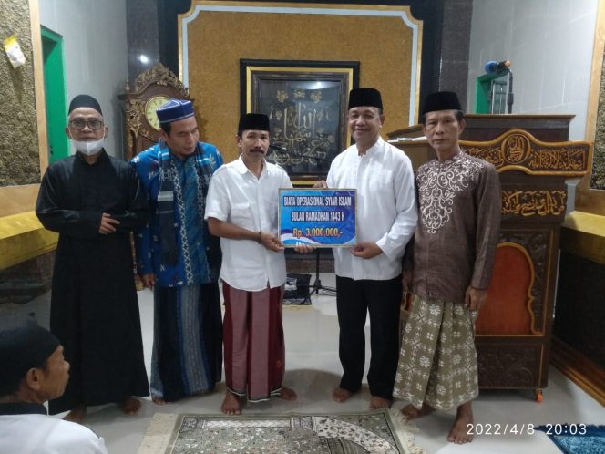 
 Wabup Barru, Aska Mappe menyerahkan bantuan kepada panitia pembangunan masjid di Podongko, Jumat (8/4/2022).