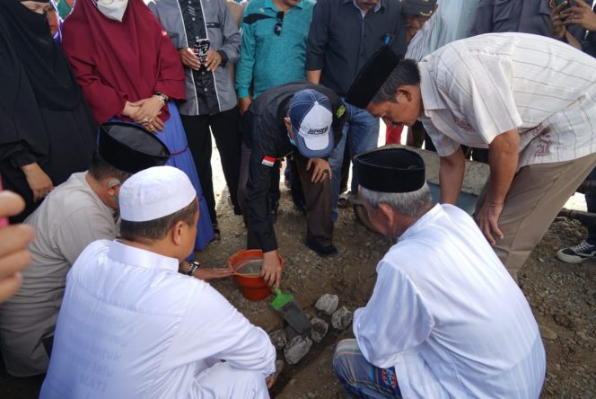 
 Dollah Mando Letakkan Batu Pertama Pembangunan Masjid Al-Abrar di Botto