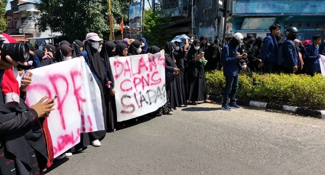 
 Angkatan Muda Muhammadiyah (AMM) dan Perguruan Tinggi Muhammadiyah (PTM) se Sidrap, menggelar aksi unjukrasa di Jam Kota Pangkajene, Kecamatan Maritengngae, Sidrap, Senin (11/4/2022).
