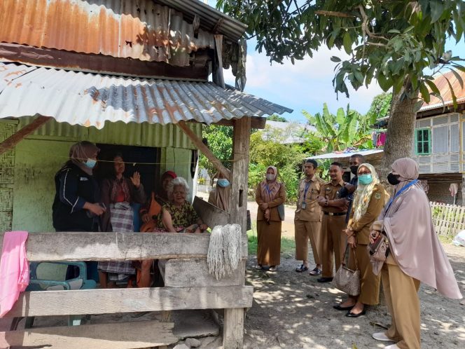 
 Dinas Sosial Pinrang melakukan kunjungan ke rumah seorang lansia di di Lingkungan Palirang, Kelurahan Tonyamang, Kecamatan Patampanua, Kabupaten Pinrang.