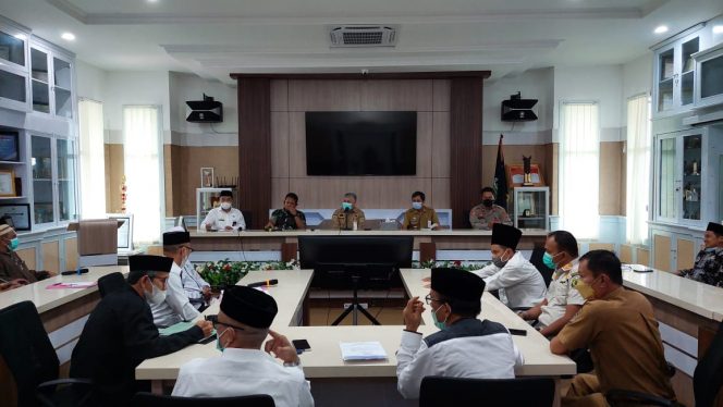 
 Bupati Pinrang, Irwan Hamid memimpin langsung rapat terbatas persiapan penyelenggaraan hari raya Idul Fitri, Selasa (19/4/2022) di ruang rapat Bupati Pinrang.