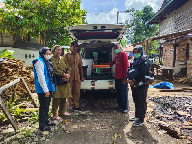 
 Pemerintah Kabupaten Pinrang melalui Dinas Sosial bekerjasama dengan balai Gau Mabaji melakukan penjemputan Lanjut Usia (Lansia) terlantar, Selasa (19/4/2022).