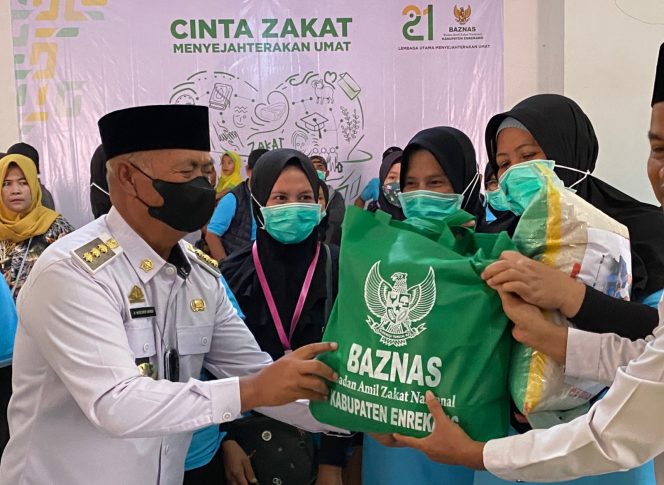 
 Bupati Enrekang, H Muslimin Bando bersama Baznas Enrekang membagikan paket bagi para tenaga honorer lingkup Pemkan Enrekang, Rabu (20/4/2022).