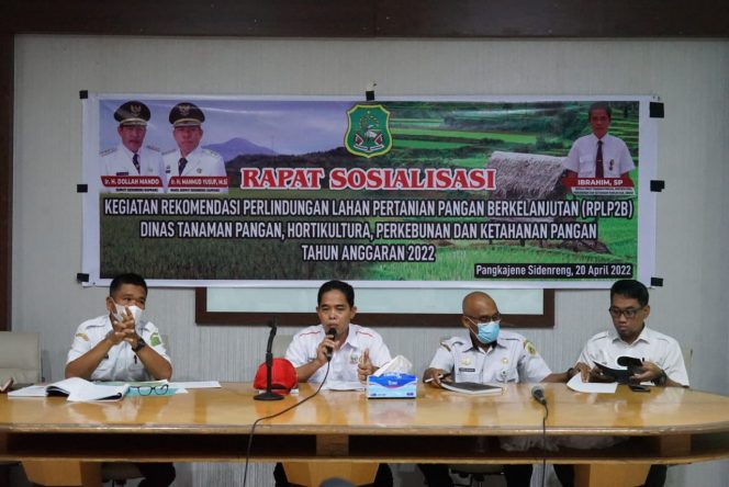 
 Sekda Sidrap, Sudirman Bungi memimpin rapat evaluasi penganggaran DAK triwulan I, Rabu (20/4/2022).