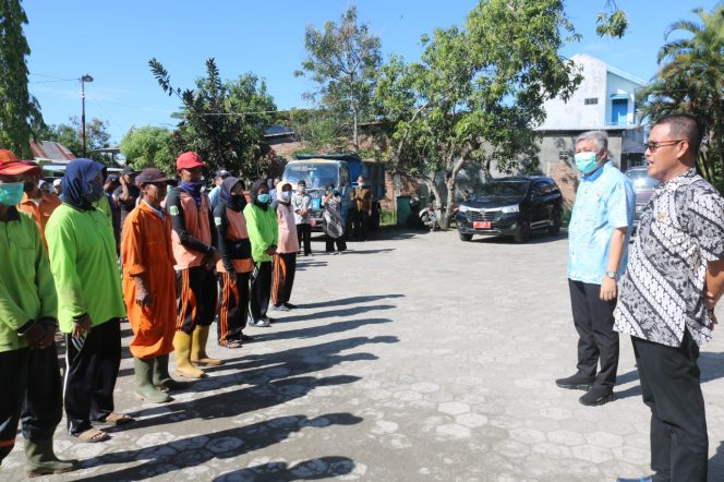 
 Bupati Pinrang, Irwan Hamid menyerahkan bantuan uang tunai kepada ratusan tenaga kebersihan di Pinrang, Kamis (28/4/2022).