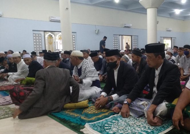 
 Wabup Barru, Aska Mappe melakukan shalat ied di Masjid Agung Barru, Senin (2/5/2022).