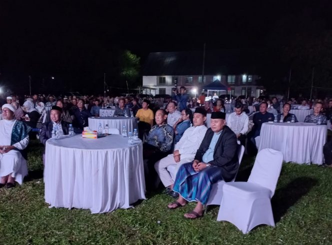 
 Sejumlah tokoh masyarakat Bila hadir di acara halal.bihalal  dan pelantikan pengurus dan alumni KKPMBR di Lapangan Larumpu, Desa Bila, Kamis malam (5/5/2022).