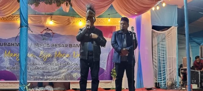 
 Bupati Enrekang, H Muslimin Bando didampingi Wabup Asman saat menutup silaturahim Keluarga Besar Bambapuang, Sabtu (7/5/2022).