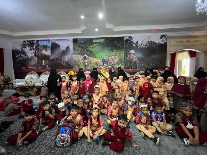 
 Ratusan anak berkunjung dan berkeliling di rujab Bupati Enrekang, Rabu (11/5/2022).