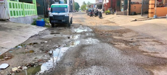 
 Kondisi jalan rusak di jalan SAM Ratulangi, Pangkajene yang berlubang. Foto Selasa (17/5/2022).