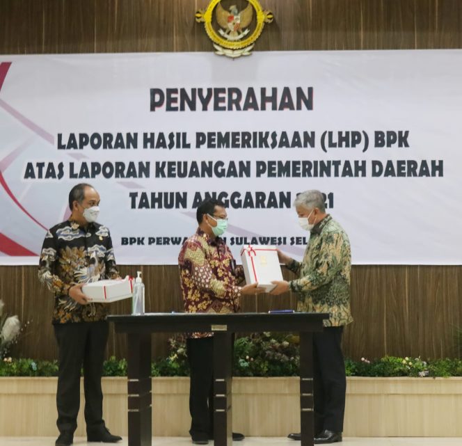 
 Penyerahan Laporan Hasil Pemeriksaan (LPH) tahun 2021 bagi Pemerintah Kabupaten Pinrang di gedung kantor BPK RI Perwakilan Sulawesi selatan, Selasa, (17/5/2022).
