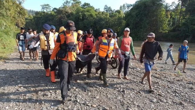 
 Tim SAR, Basarnas dan tim BPBD berhasil menemukan jenazah La Saruni, salah satu korban tenggelam di Sungai Belawae, Kamis (19/5/2022).