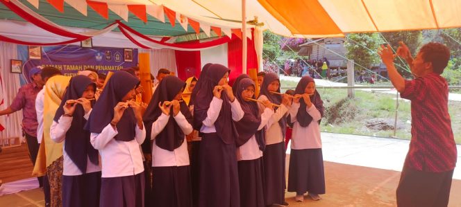 
 Siswa SMPN Satap 8 Baraka menampilkan musik bambu tradisonal dalam ramah tamah dan penamatan siswa, Rabu (1/6/2022).