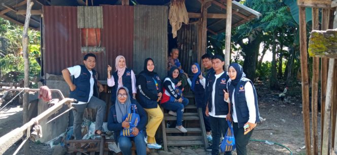 
 Tim RMS Berbagi melakukan aksi jumat berkah di Dusun II Cellengeng, Desa Allesalewoe, Jumat (3/6/2022).