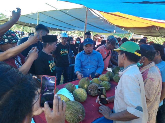 
 Festival durian yang berlangsung di Desa Tapong, Ahad (5/6/2022). Acara ini menghabiskan 3 ribu biji durian.