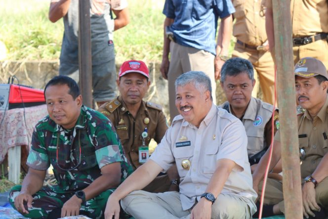 
 Bupati Pinrang Irwan Hamid bersama Komandan Kodim 1404 Pinrang Letkol Inf. Aris Barunawan menghadiri Pesta panen masyarakat Desa Batulappa, Kecamatan Batulappa, Senin (6/6/2022).