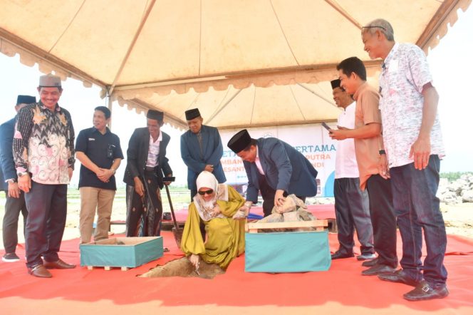 
 Pembina pesantren Muammar Gandi, Hj Fatmawati Rusdi melakukan peletakan batu pertama pembangunan Asrama Pondok Pesantren Muammar Gandi, Kamis, (9/6/2022) 