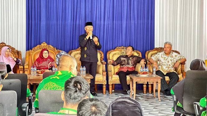 
 Bupati Enrekang, Muslimin Bando saat melepas kafilah Enrekang untuk berlomba di MTQ 32 tingkat Provinsi di Kabupaten Bone, Kamis (23/6/2022).