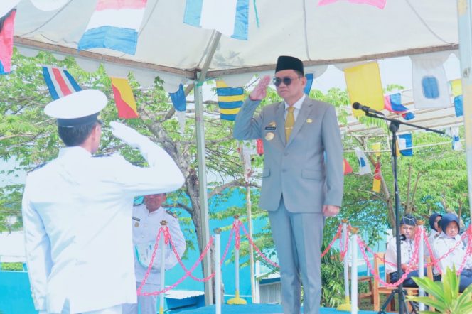 
 Bupati Barru, H Suardi Saleh saat melepas puluhan bintara alumni SMK Taruna Niaga Nusantara Barru, Senin (27/6/2022).