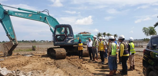 
 Bupati Pinrang, Irwan Hamid meninjau langsung pengerjaan Modernisasi saluran irigasi Langnga, Rabu (6/7/2022).