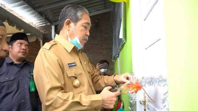 
 Dollah Mando Serahkan Bantuan Rumah Bagi Mustahik di Ulu Ale Watang Pulu